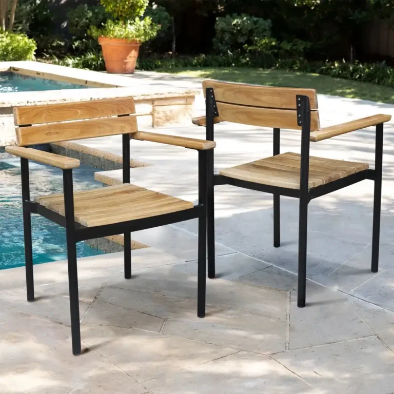 plaqu arm chair
